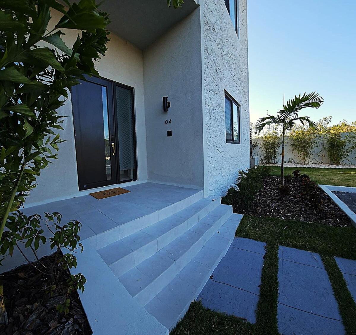 Zen Den At Beach, Westend Gated Community Appartement