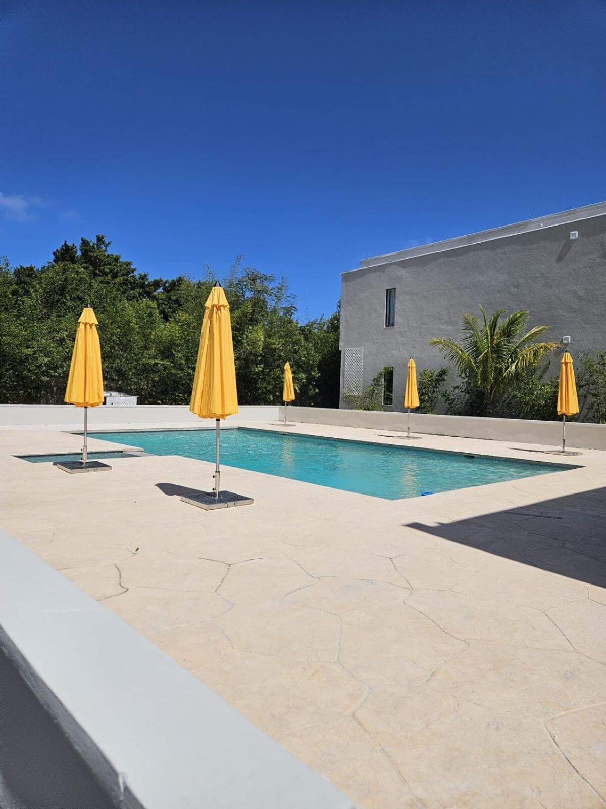 Apartment Zen Den At Beach, Westend Gated Community
